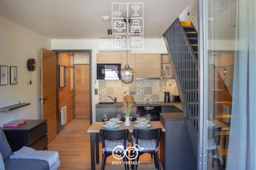 ENJOYHARRACHOV - Atraktivní klidný klimatizovaný apartmán 20 v centru Harrachova s parkováním, Wifi-WLAN, SAT, herní konzolí, Ipad, Netflix zdarma, možností dobíjení auta, výhledem do zahrady a na romantický kostelík