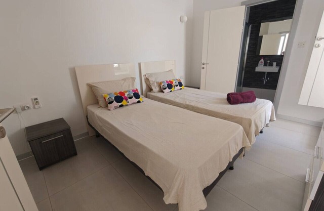 Ensuite Twin Room with Laundry in Pembroke