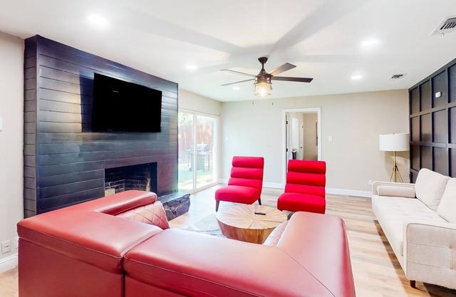 Entertainer's delight with vibrant game room and large yard - dog-friendly