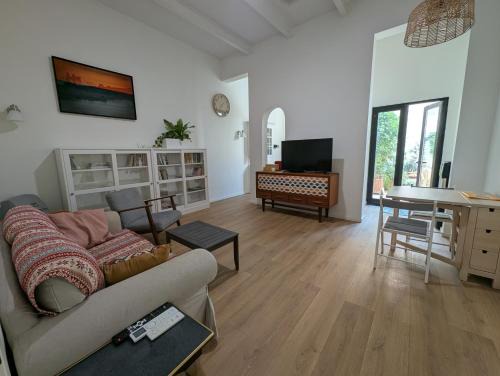 Entire floor with back yard