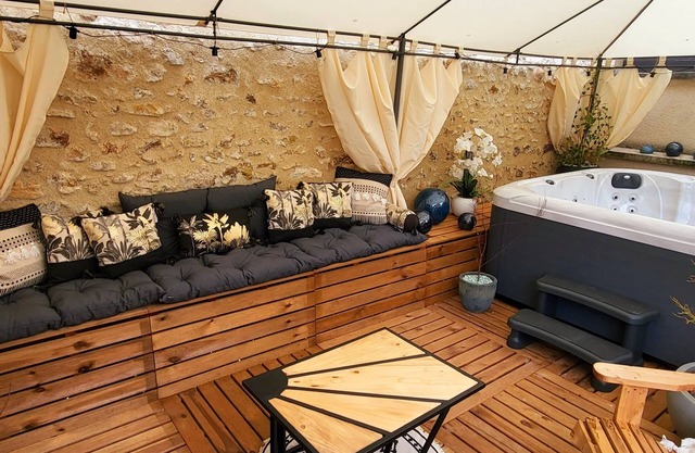 Entire gîte for 15 people with garden, swimming pool and real jacuzzi - free access 24 hours a day!