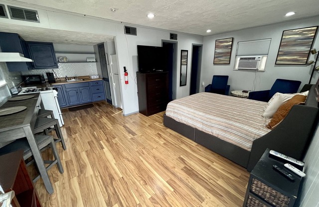 Entire Home - Guest House 10 minutes to Airport & Hospitals