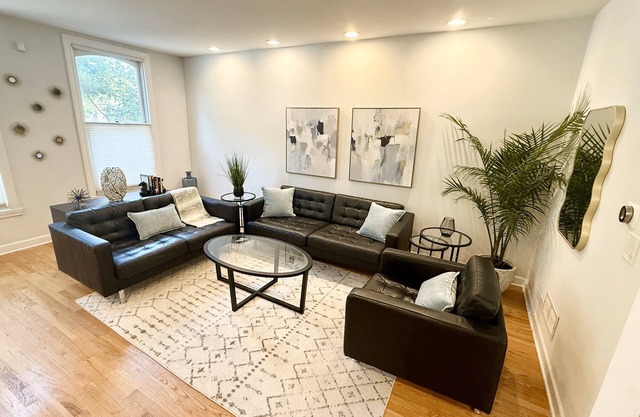 Entire Home in Lincoln Park - Amazing Game Room - Perfect Location