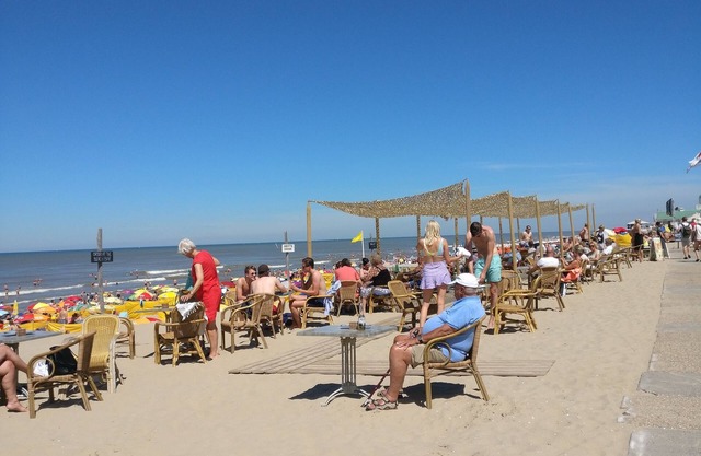 Entire Home. Light, cosy & comfy Chalet. Located 500m from the beach