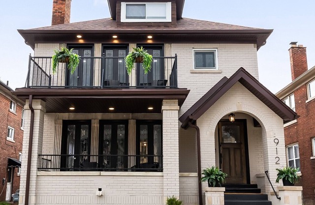 Entire home in Grosse Pointe Park . Welcome to the MotorcityBnB!