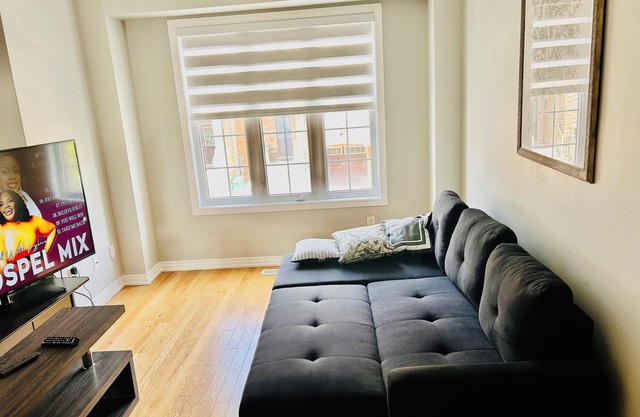 Entire house sleeps upto 12guest+ with parking clean,stylish pet/family friendly