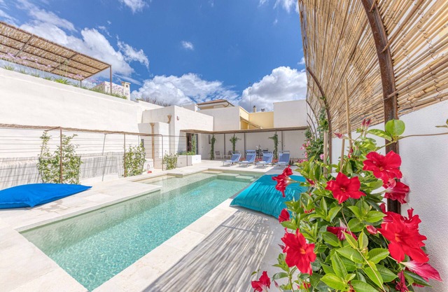 Entire house with private pool 5km from the sea