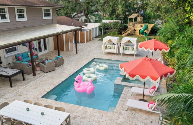 Epic 5BR w/Mini Golf + Heated Pool + Game Room