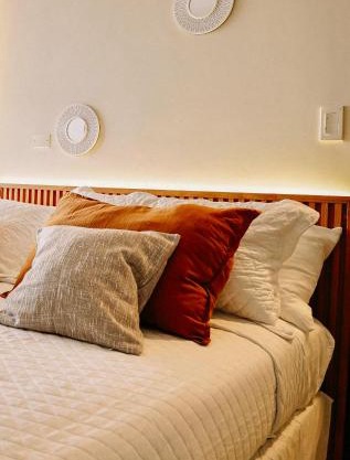 Equipetrol-Chic 2BR Apt King Beds, Fast WiFi, Pool, Top Location & Café Scene