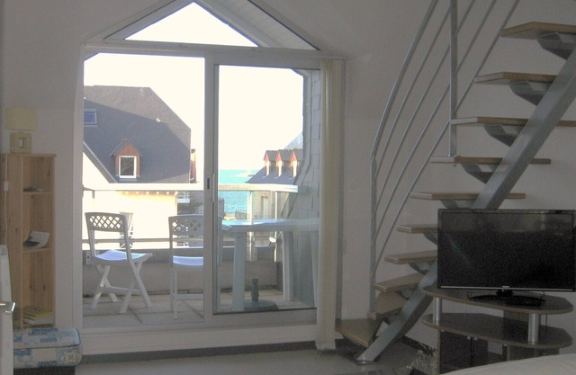 Erquy: large, bright apartment with sea views lift