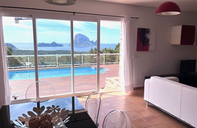 Es Vedra, Villa overlooking the sea in Cala Carbo