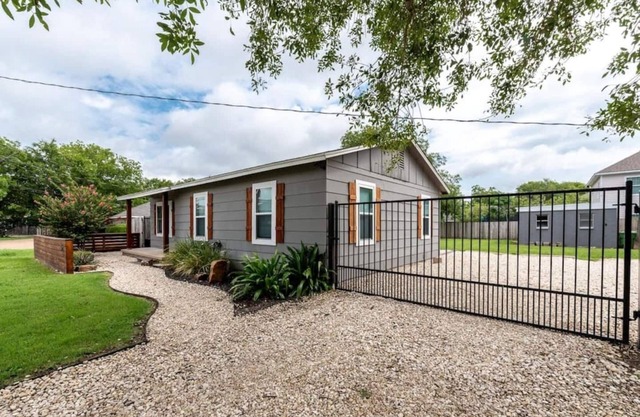 Escape to Bear Den Retreat—your private Waco sanctuary just 5 mins from Baylor Whether you're gathering with family, going to the game or chasing Chip & Jo dreams, this Texas stay is where style meets soul.