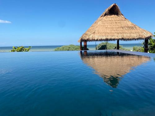 Escape to Paradise, Minimalist 4-BR Beachfront, 300 Mbps with amazing views