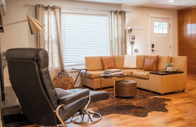 Escape to this artsy 2-bedroom MCM Guesthouse in charming Phoenix, OR. Unwind in the luxurious spa soaking tub after exploring Southern Oregon. Features high-end design for a stylish, quiet retreat.