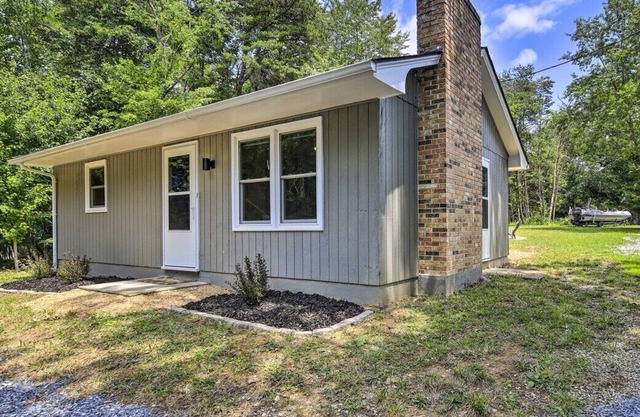 Escape to this charming home in the Dehaven Park area of Claytor Lake