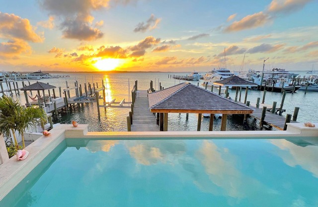Estrella - Renovated Home on the Harbour with Private Dock and Pool