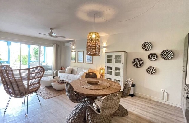 Et Voilà!, beautiful 1 bedroom apartment on the beach!