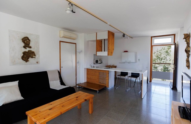 Euploia | One-Bedroom Apartment, Art by PraXis Apartments