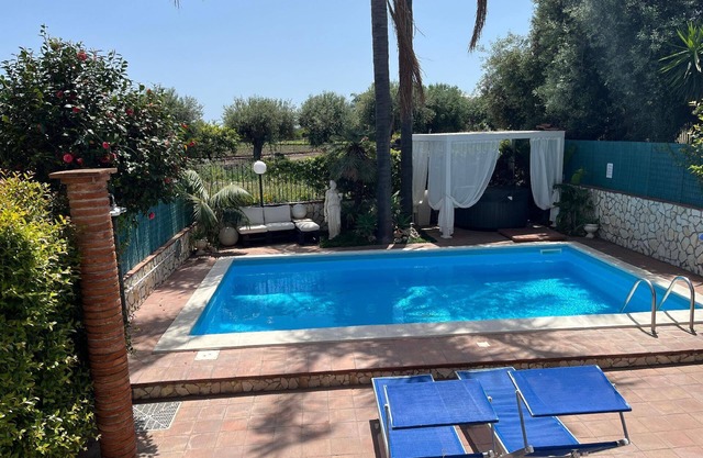 Euthalia between Etna and Taormina with pool and jacuzzi