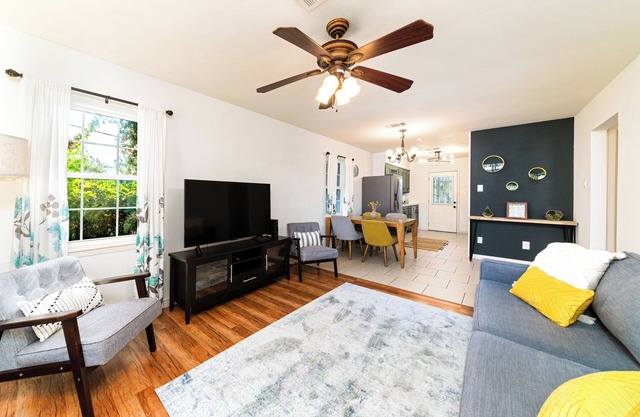 EV charger & desk+monitor! 2-1 in the Heights. FULLY fenced in. 5 min to d-town