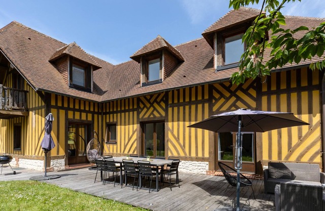 Eva Home | Stunning Villa with Garden | Sleeps 10