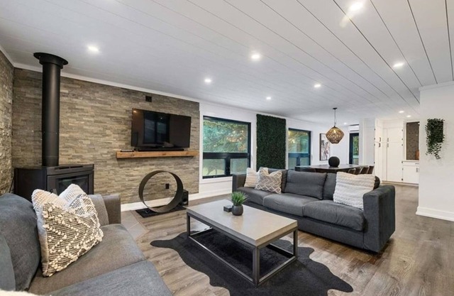 Evergreen Escape - 3 Acres, 2 Houses, 16 People