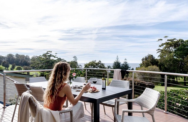 Everlong Mollymook - Spacious Home on Beachside Golf Course with Ocean views