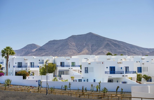 Excellent villa with private pool, parking, free WIFI, 50m. Marina Rubicon