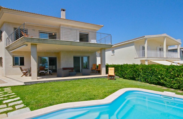 Exceptional villa with pool in first line