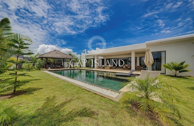 Exceptional villa with heated pool and tropical garden