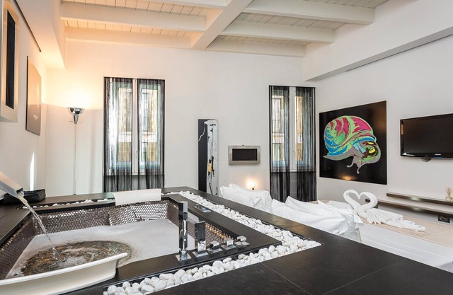 Exclusive apartment in Via dei Due Macelli, few steps away from the Spanish steps and the Trevi foun