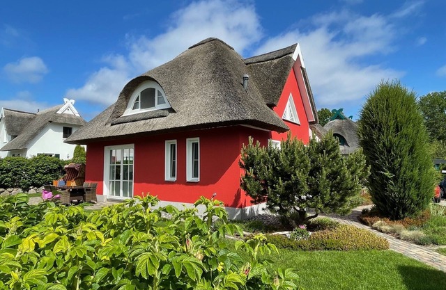 Exclusive, comfortable 5 * thatched house with sauna close to the beach