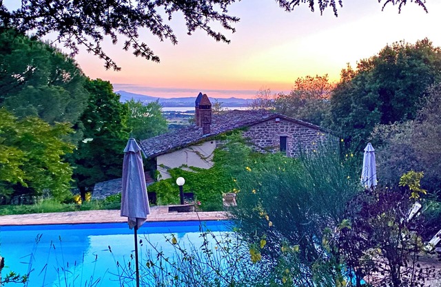 Exclusive hideaway nestled in woods with stunning lakeview Tuscany/Umbria border
