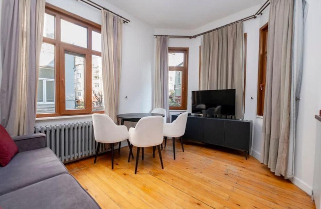 Exclusive House with 2 Apartments including 4 Bedrooms and 4 Bathrooms in Total