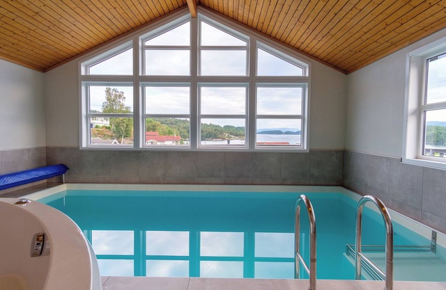 Exclusive sea cabin w. Pool, sauna and hot tub