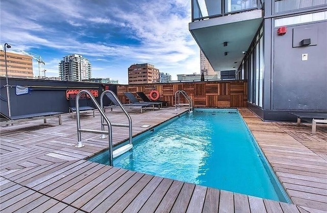 Executive cozy & modern 1 bedroom condo Downtown Calgary