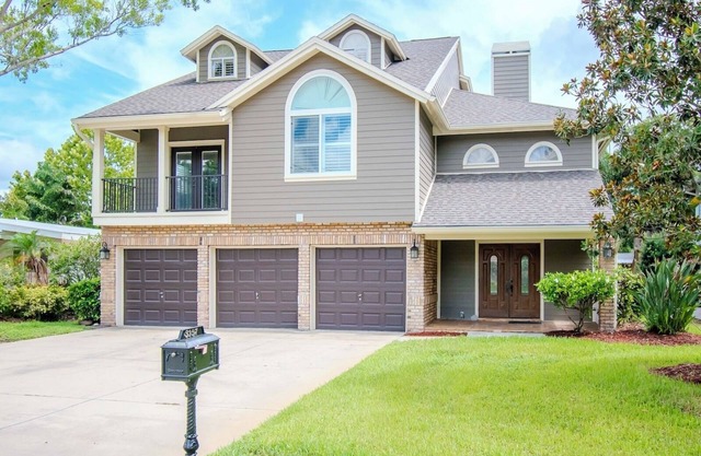 EXECUTIVE LAKEHOME 6BR Screened Pool Home, 2 Kitchens to entertain, 2 laundrys