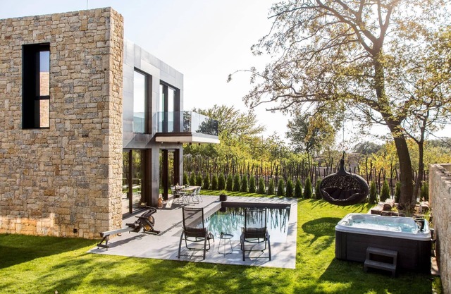 Exklusive Villa mit Swimmingpool und Whirlpool