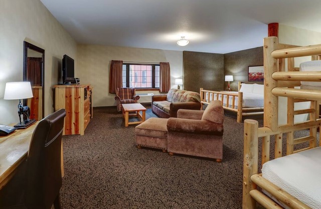 Expanded King Bunk Suite, Stoney Creek Sioux, Room For the Crew! Pool