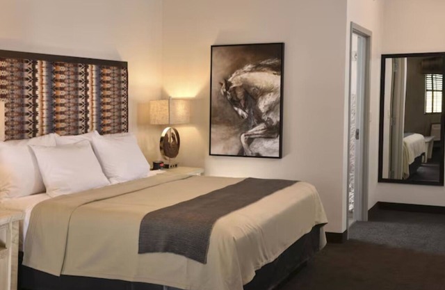 Expanded King w/Sofa Sleeper, Stoney Creek Broken Arrow, Parking!