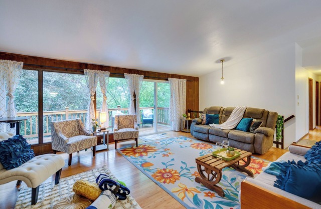 Expansive Lake Forest Park Home w/Private Deck!