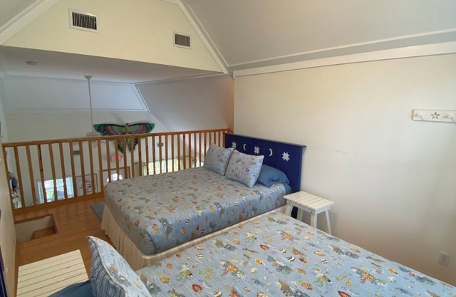 Experience a tree house feel minutes from the beach in Old-Florida!