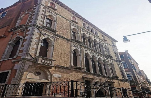 Experience Authentic Venice Luxurious Apartment in Historic Noble Floor