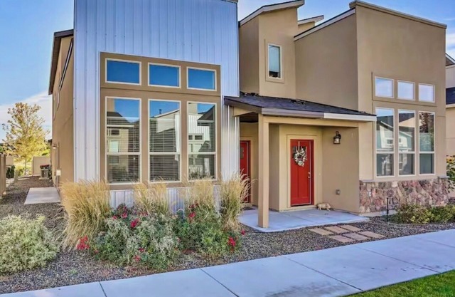 Experience this charming vacation Home. 1,610 ft/3 En-Suite Bedrooms and Private Bathroom and easy access to restaurants, parks, and tons of local attractions, this 3-bedroom, 3.5-bathroom townhome is the perfect home base to return to each evening