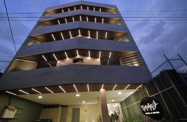 Expo Satelite 2750 Hotel & Suites