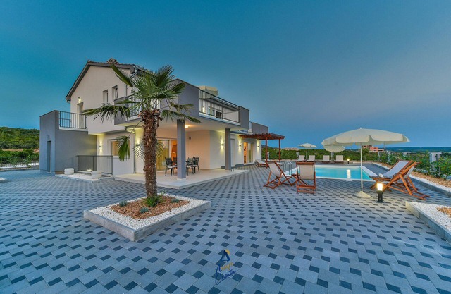 Exquisite 4 BD villa for 8 with heated pool near Zadar
