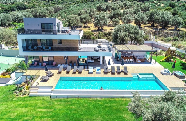 Exquisite Retreat - 2 Pools, Hot Tubs, Hammam, and Fully Staffed: by etouri