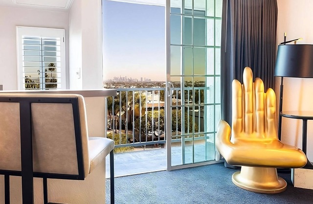 Exquisite Unit, Near Petersen Automotive Museum, Pet-Friendly, Rooftop Pool