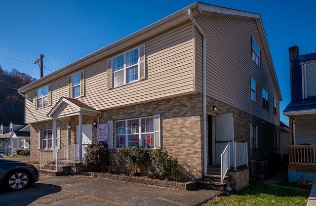 Extended Stay, 3 bed, 2 bath, family friendly.