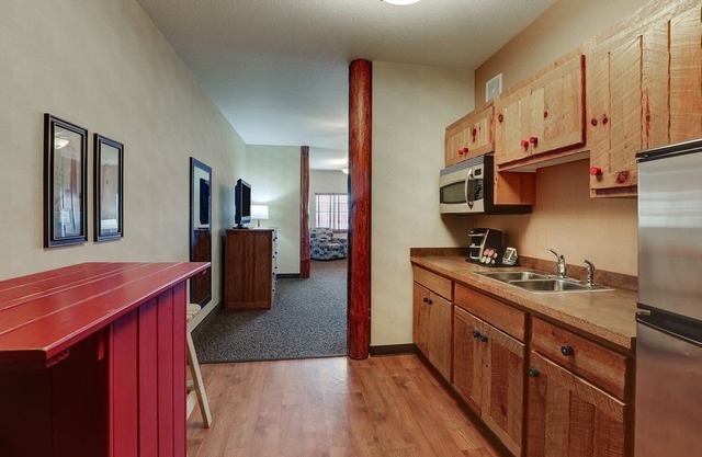 Extended Stay King Suite, Stoney Creek, Kitchen, Balcony | 2 Units